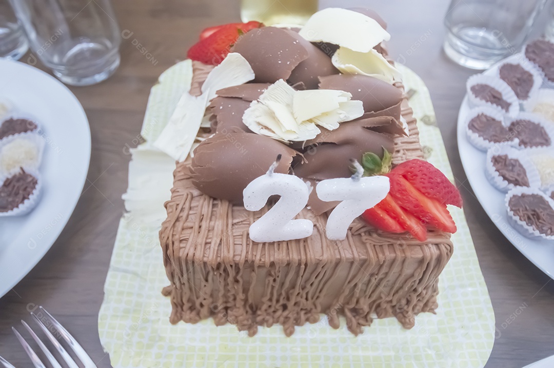 Prato de comida fatia de bolo.