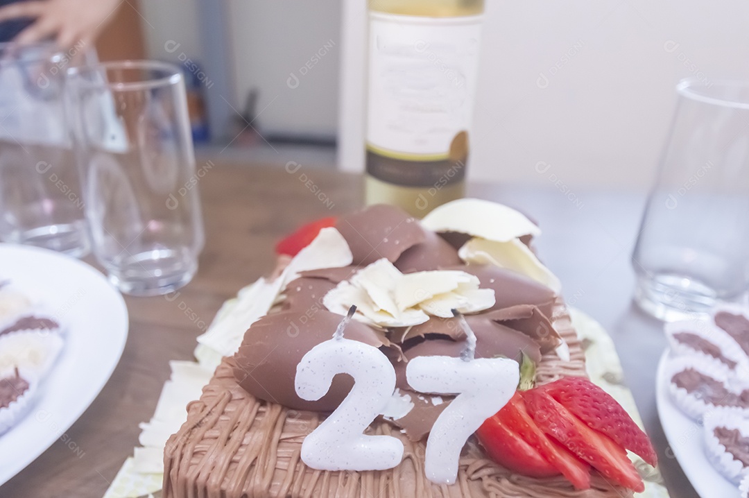 Prato de comida fatia de bolo.