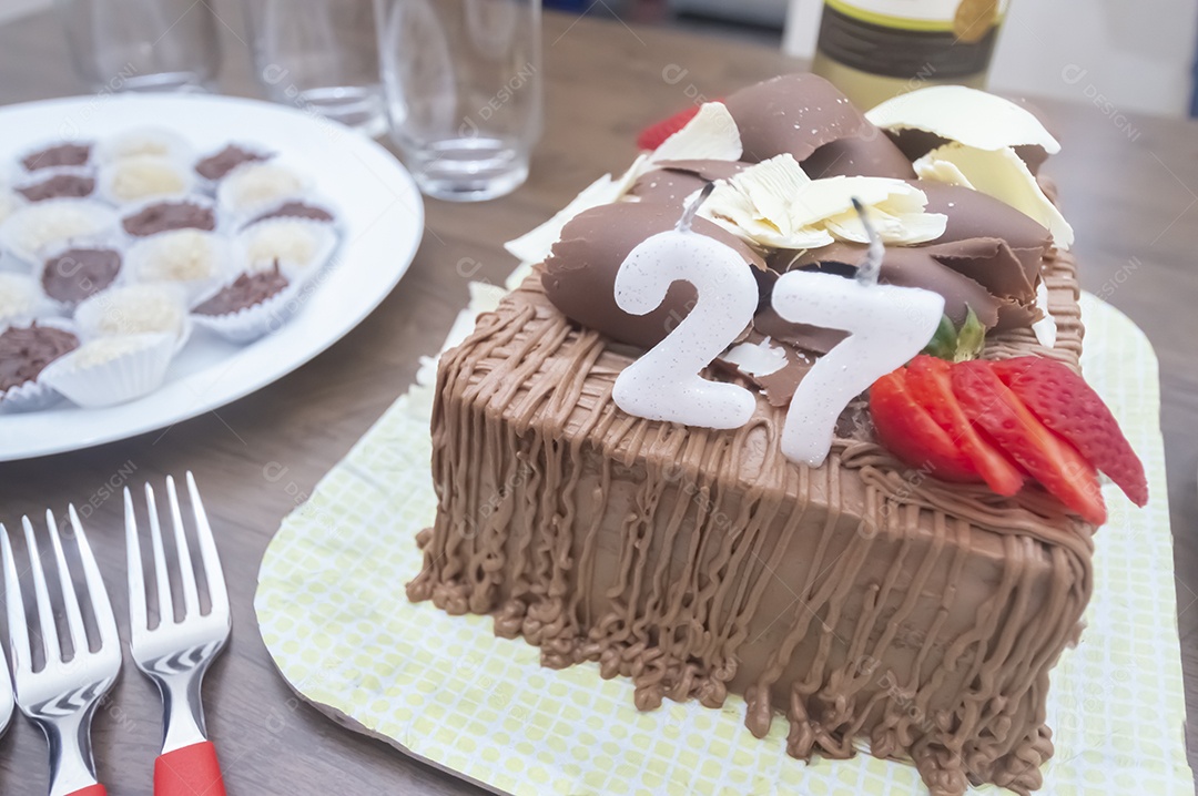 Prato de comida fatia de bolo.