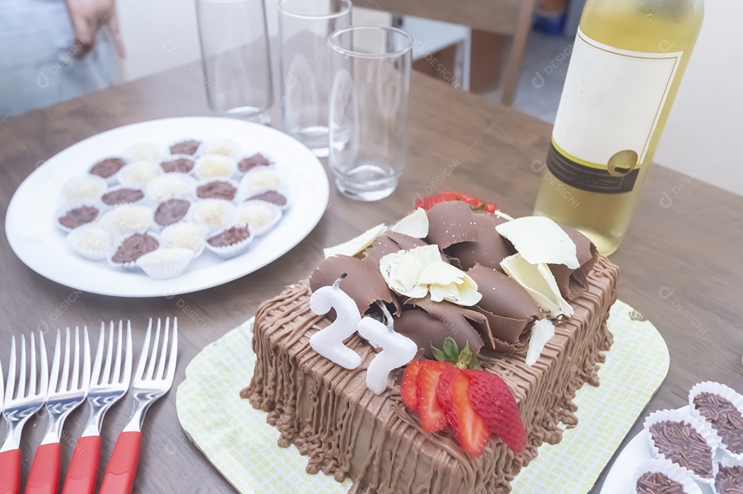 Prato de comida fatia de bolo.