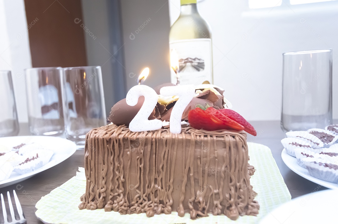 Prato de comida fatia de bolo.