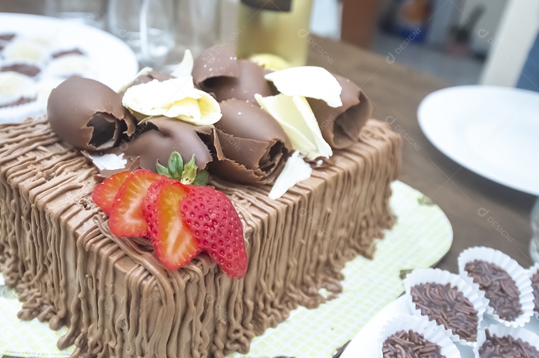 Prato de comida fatia de bolo.