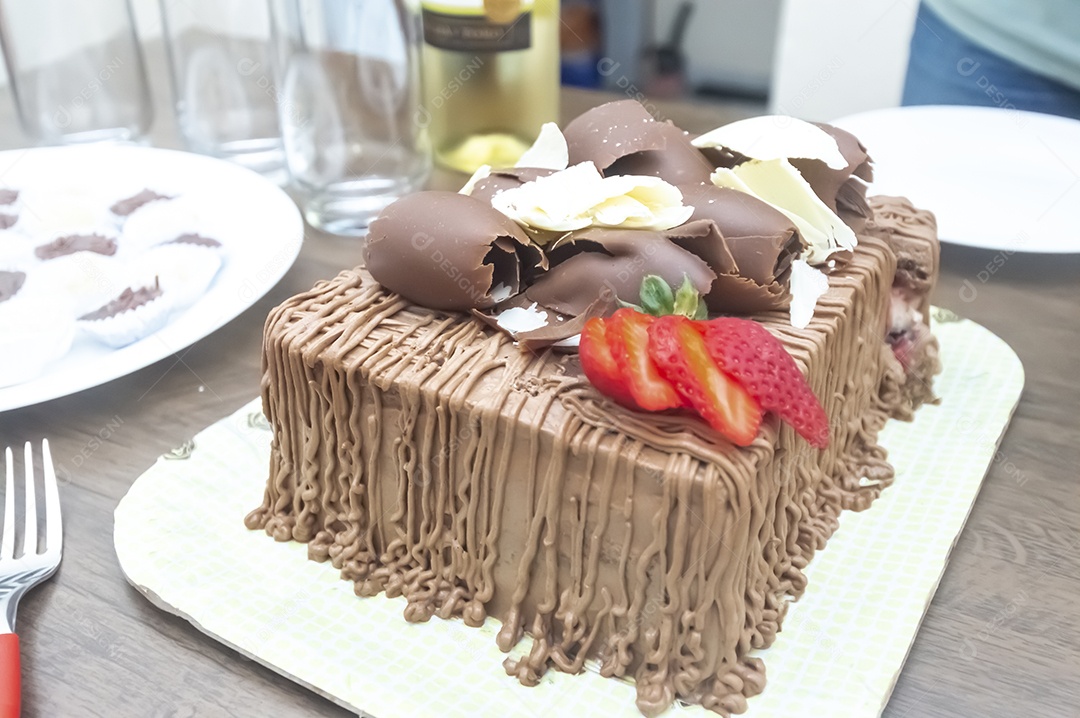 Prato de comida fatia de bolo.