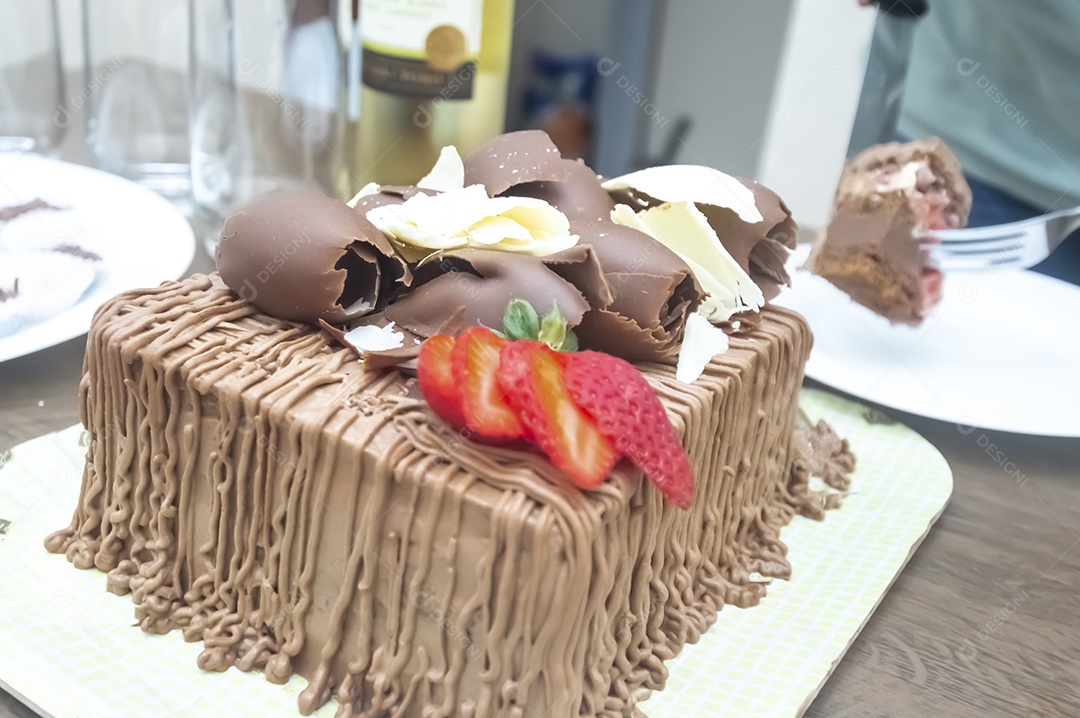 Prato de comida fatia de bolo.