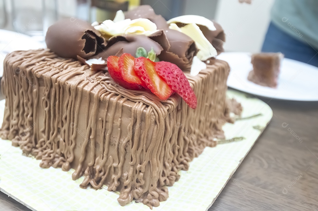 Prato de comida fatia de bolo.