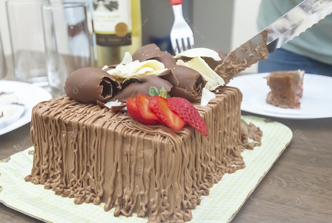 Prato de comida fatia de bolo.