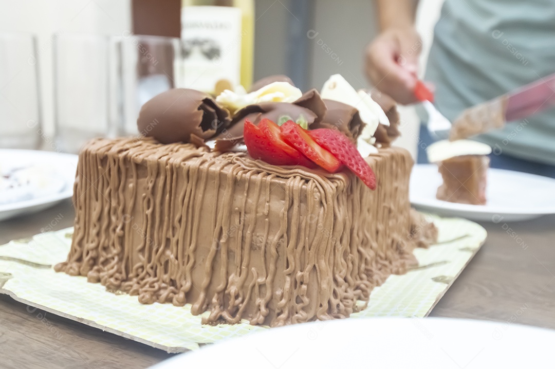 Prato de comida fatia de bolo.