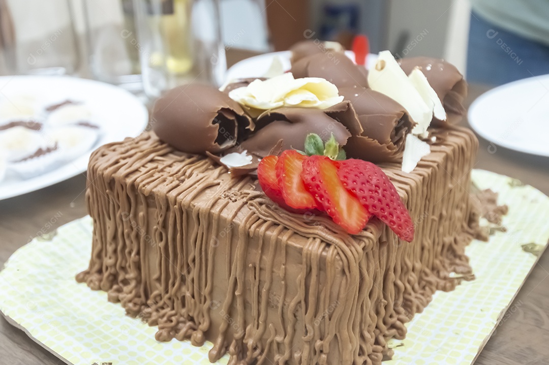 Prato de comida fatia de bolo.