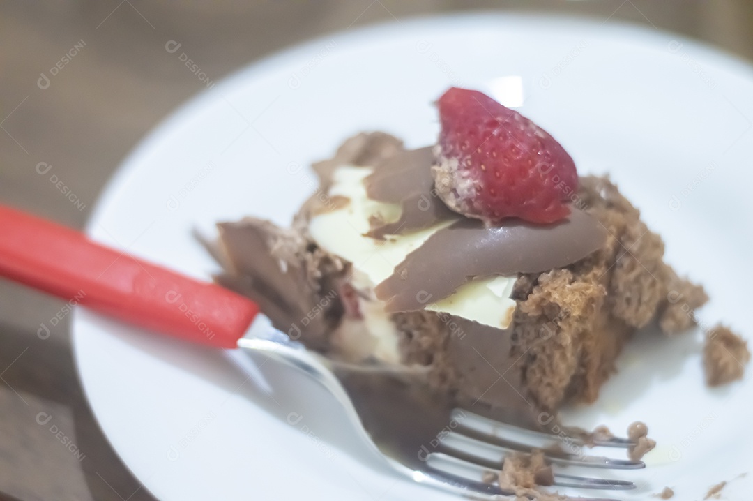 Prato de comida fatia de bolo branco