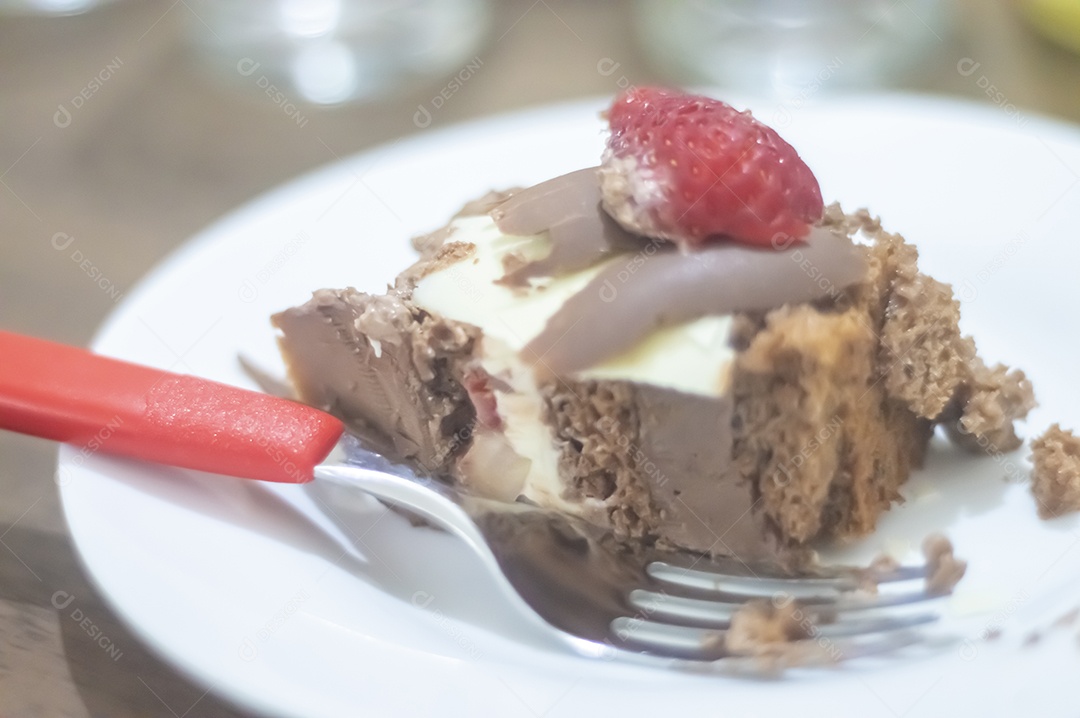 Prato de comida fatia de bolo.