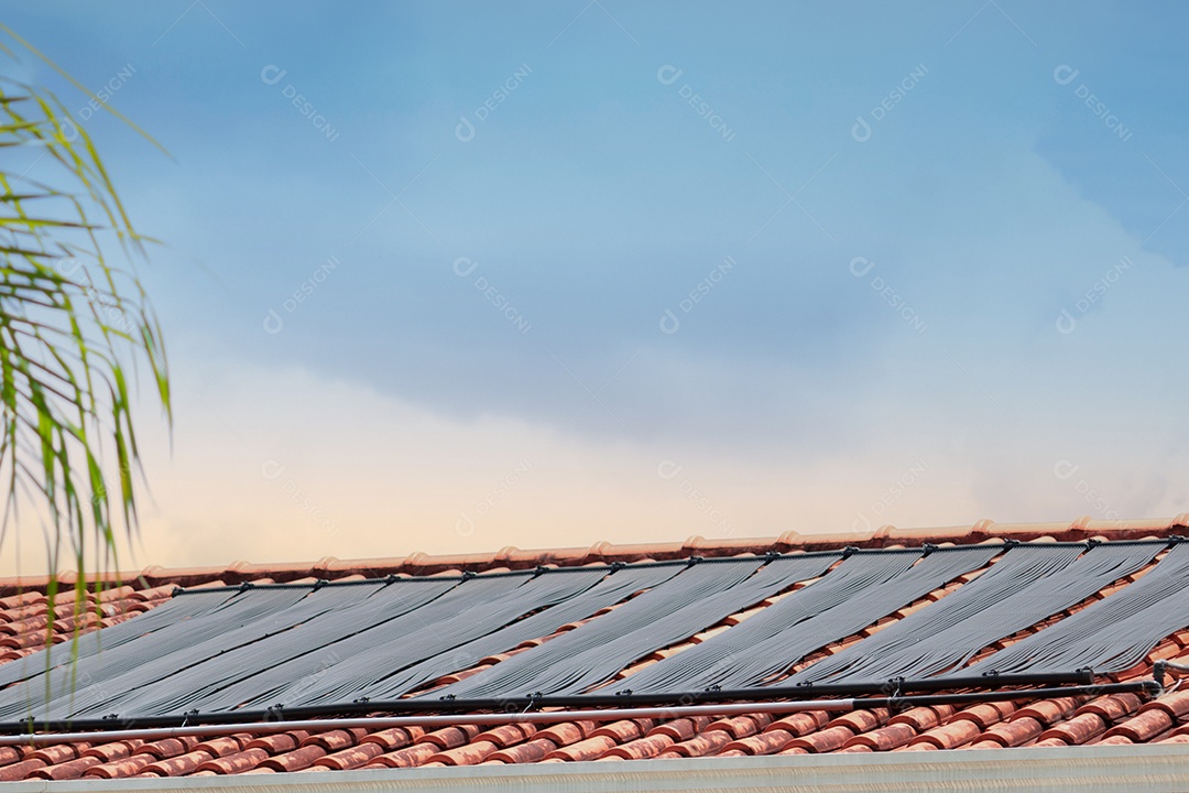 Sistema de aquecimento de água no telhado da casa em um dia ensolarado e nublado.