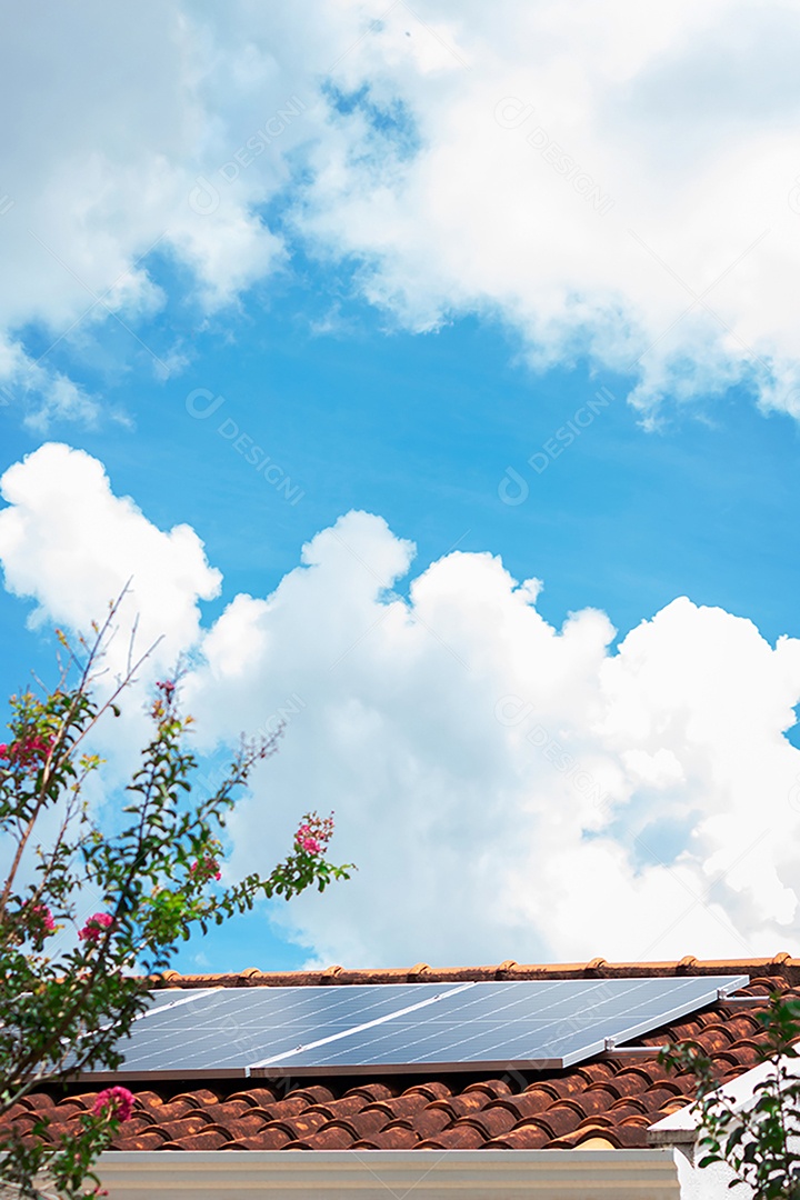 Painéis solares no telhado em um dia ensolarado e nublado.