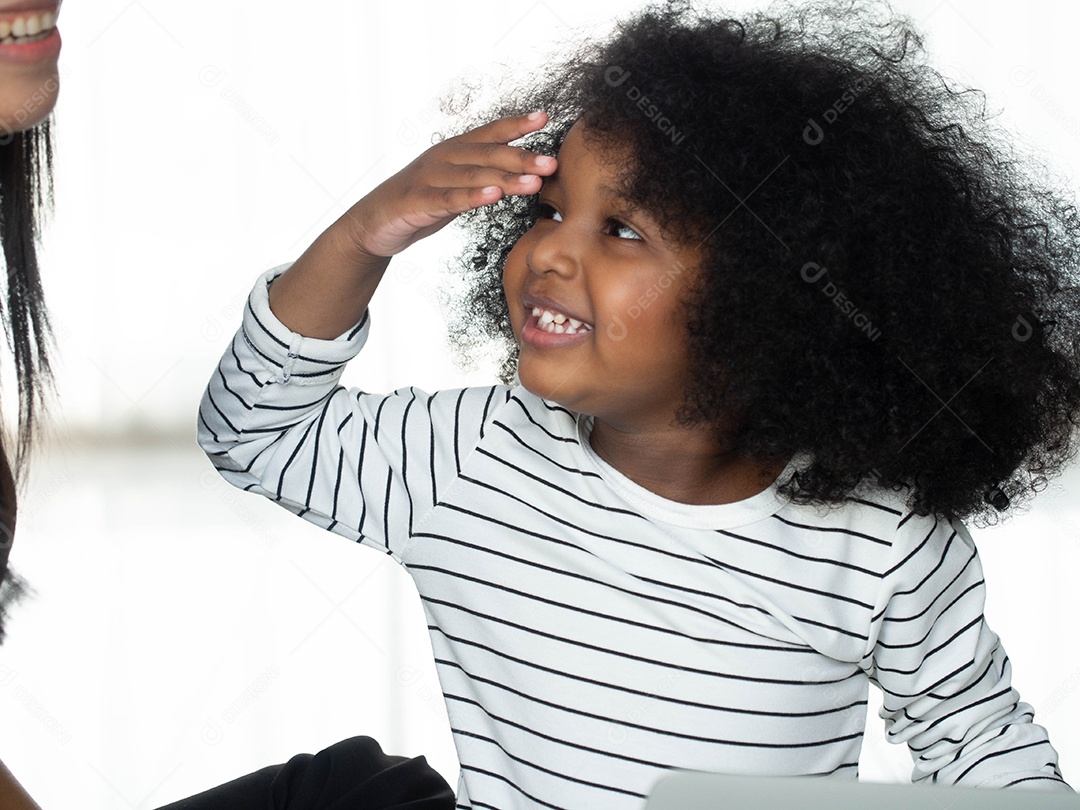 Linda criança brincando com um adulto