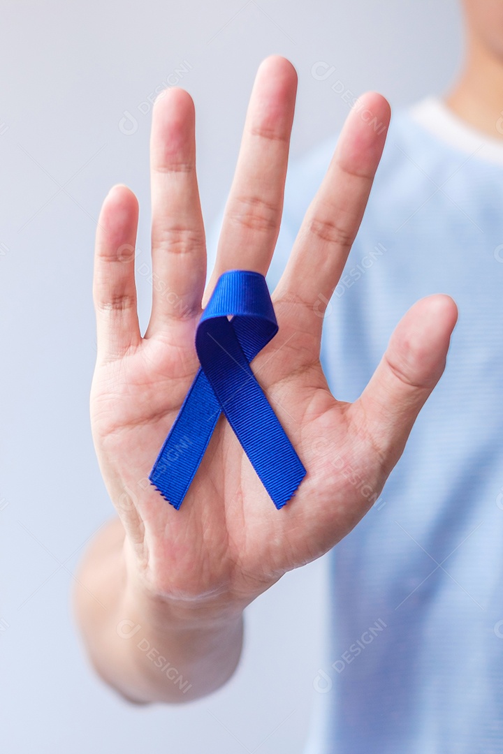 Mês de conscientização do câncer colorretal de março, mulher segurando azul escuro