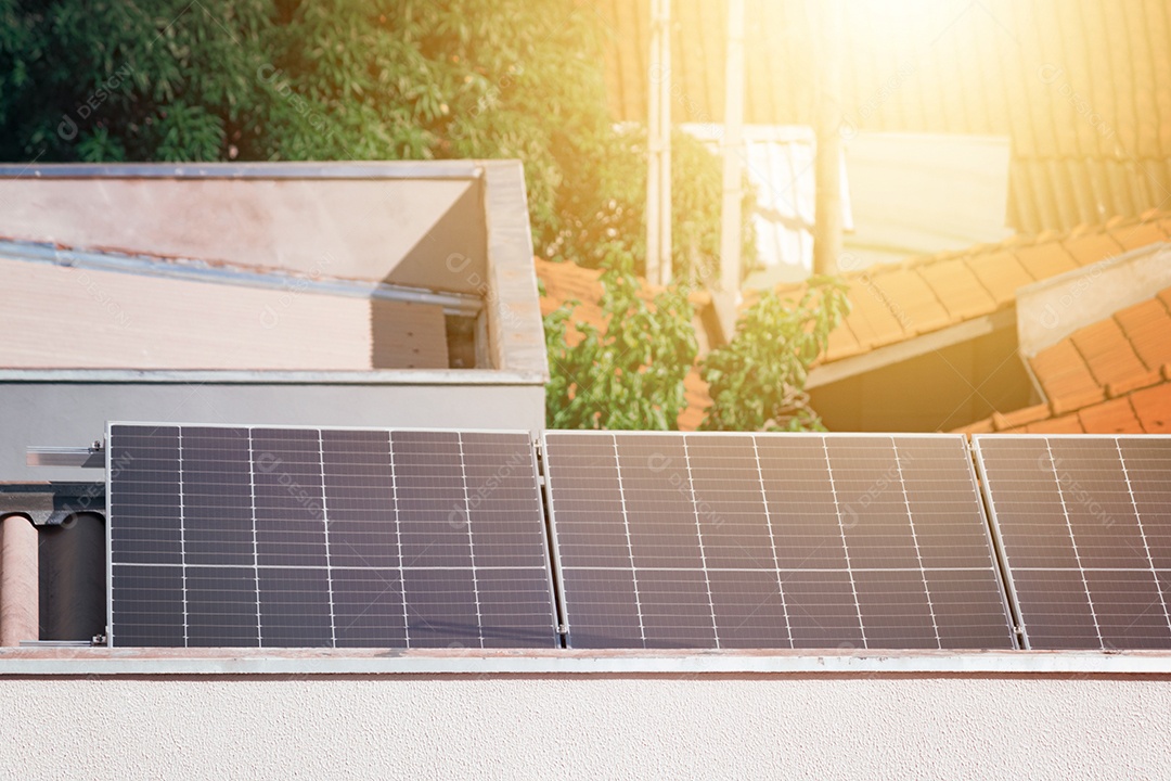 Planta de instalação fotovoltaica em casa com folhas e flores