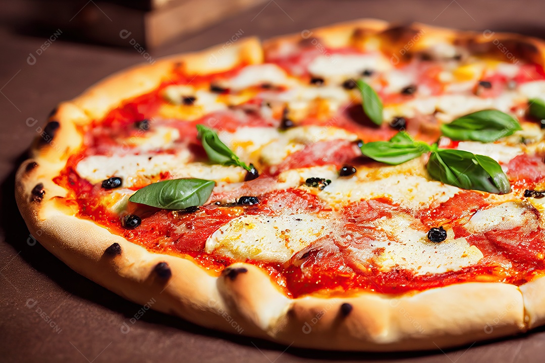 Pizza vegana ou vegetariana com tomate, picles, cogumelos, azeitona