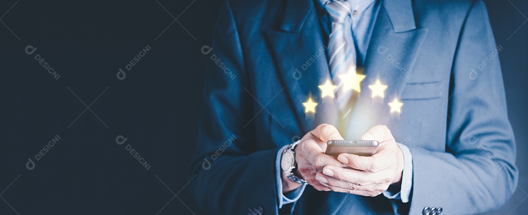 A mão mostra o sinal do serviço superior Garantia de qualidade 5 estrelas, Garantia, Padrões, certificação ISO e conceito de padronização.