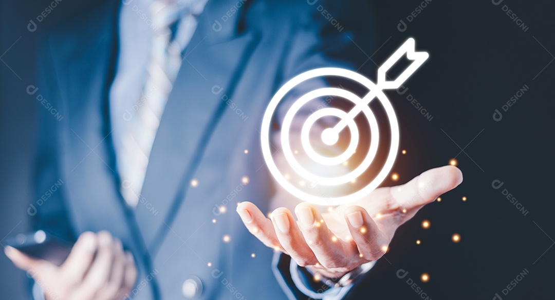 Empresário segurando alvo de dardos virtual e seta com espaço de cópia para o conceito de alvo de objetivo de negócios de configuração.