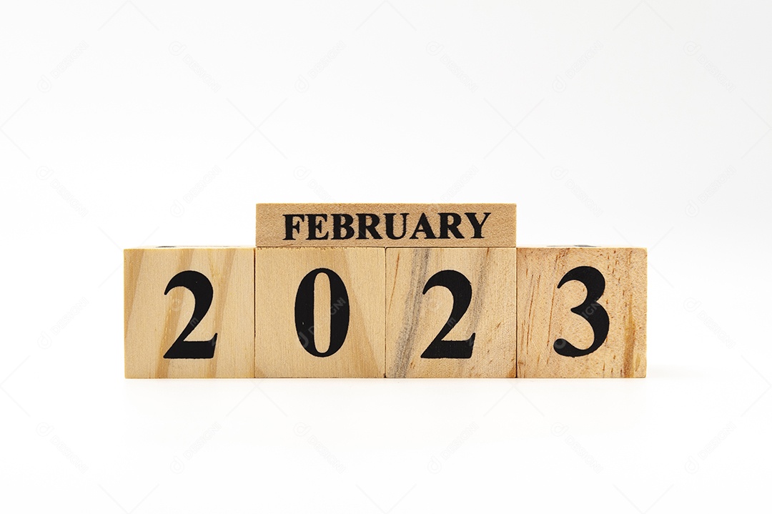 Calendário de madeira com meses e ano