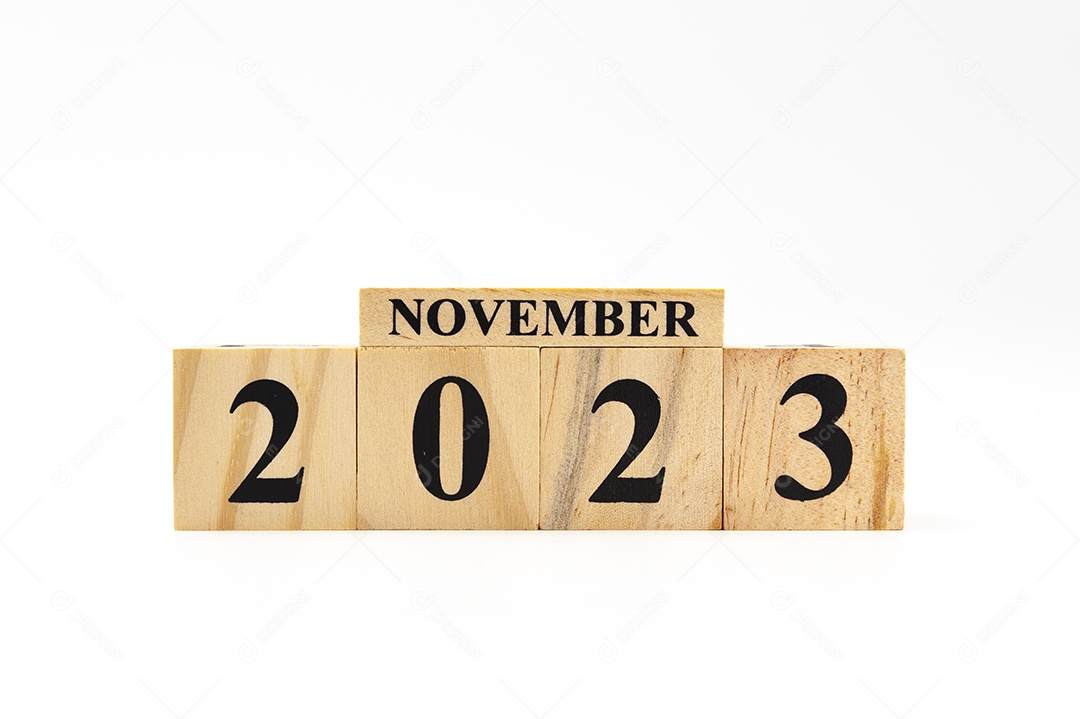 Calendário de madeira com meses e ano