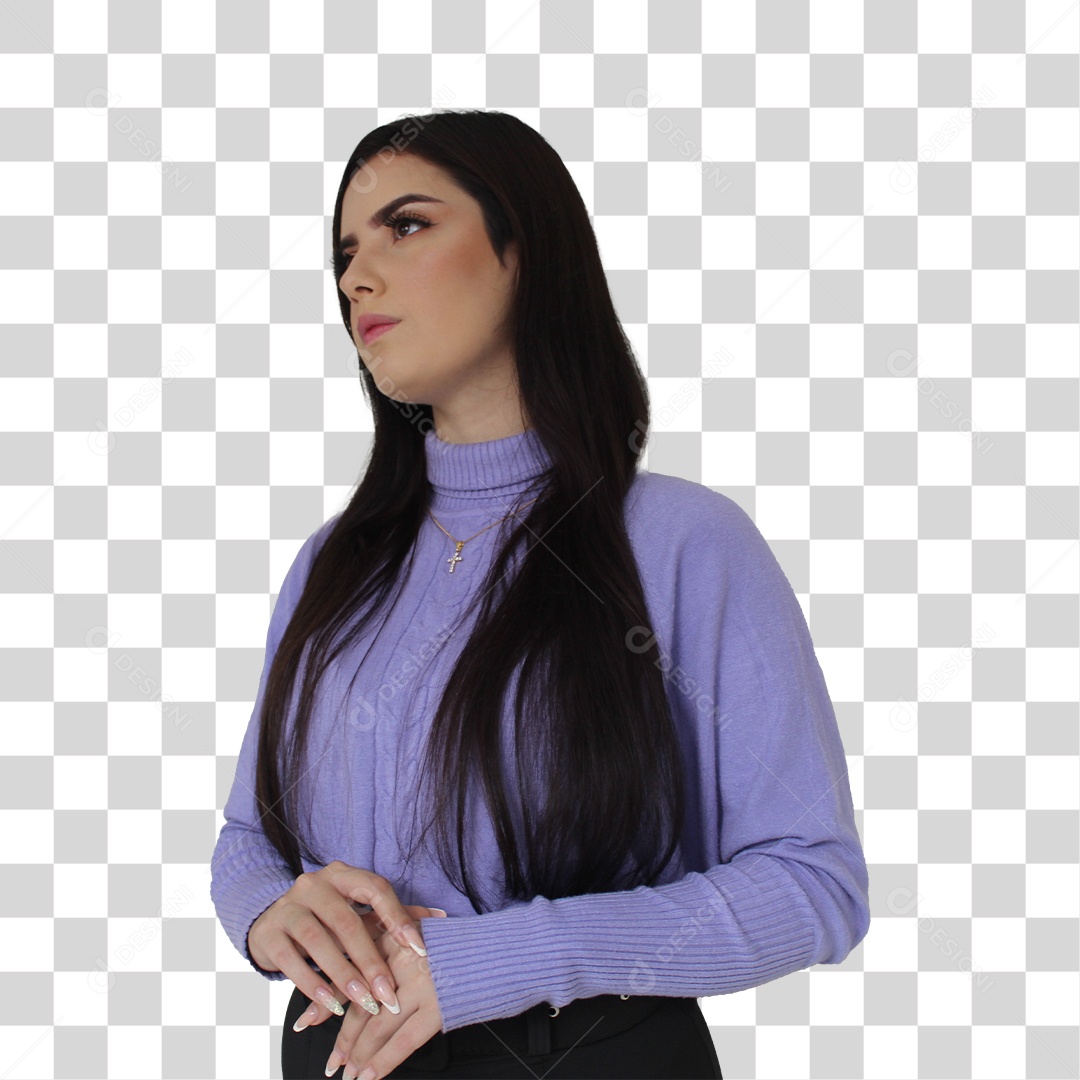 Jovem mulher de lado em pé seria olhando para câmera blusa lilás PNG Transparente