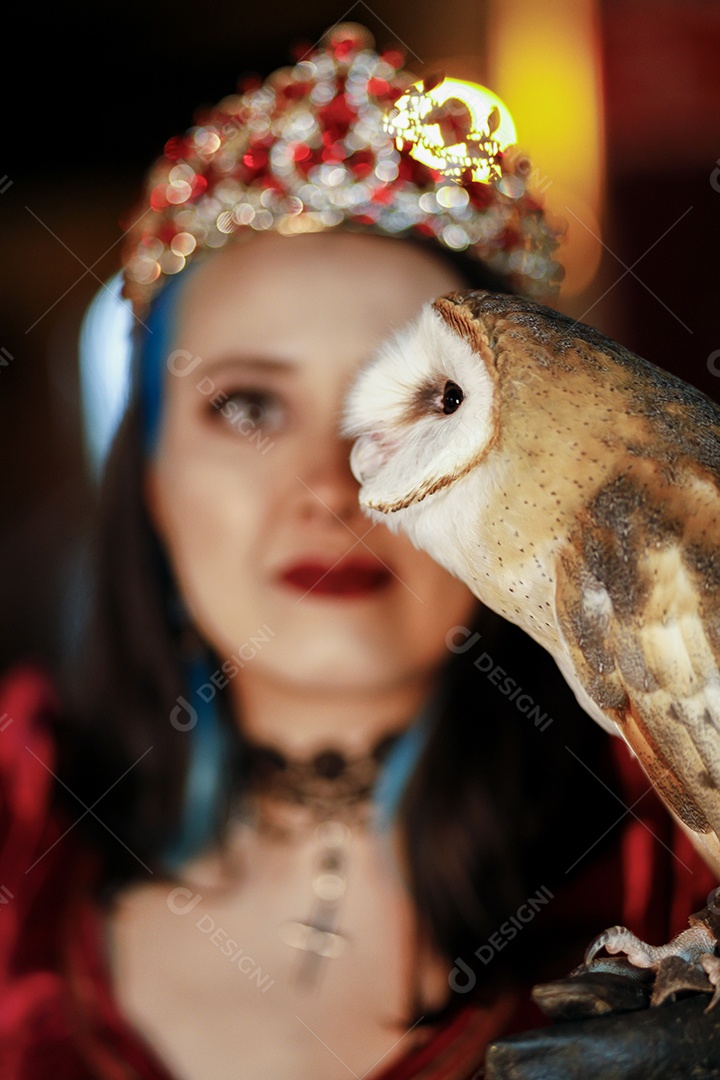 Linda mulher jovem garota pousando para retratos com sua águia