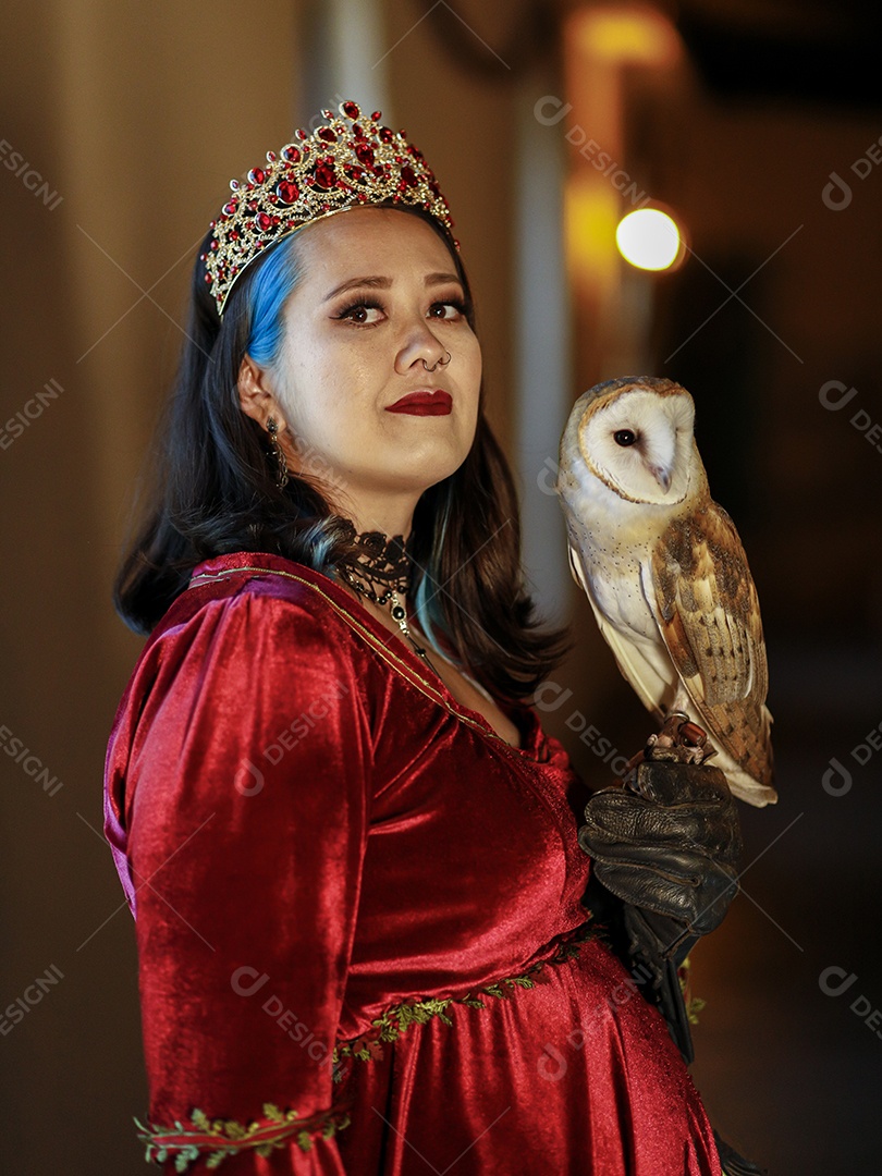 Linda mulher jovem garota pousando para retratos com sua águia