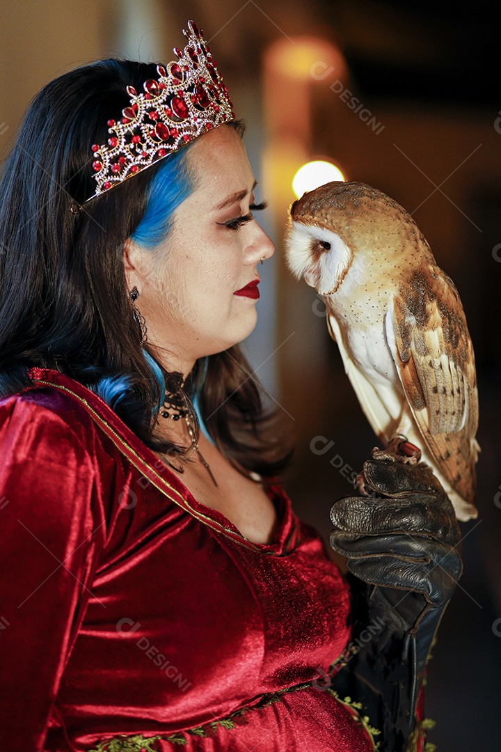 Linda mulher jovem garota pousando para retratos com sua águia