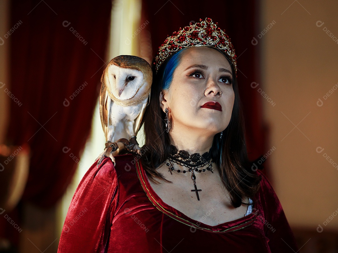 Linda mulher jovem garota pousando para retratos com sua coruja