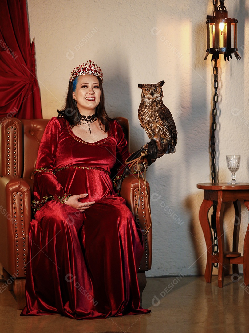 Linda mulher jovem garota pousando para retratos com sua coruja