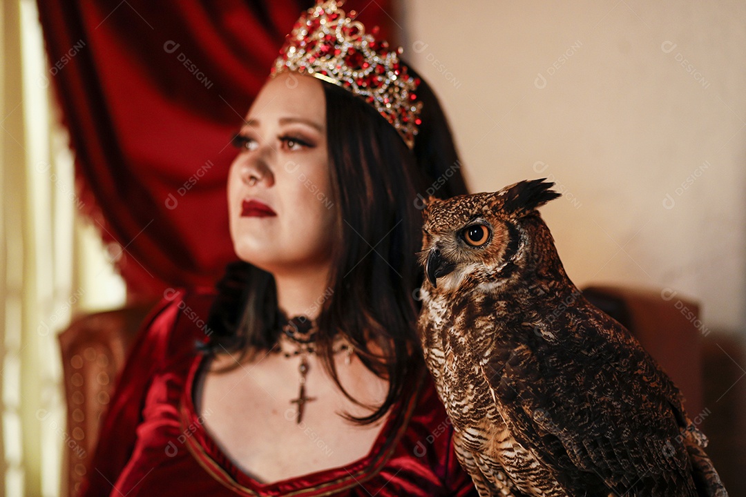Linda mulher jovem garota pousando para retratos com sua coruja