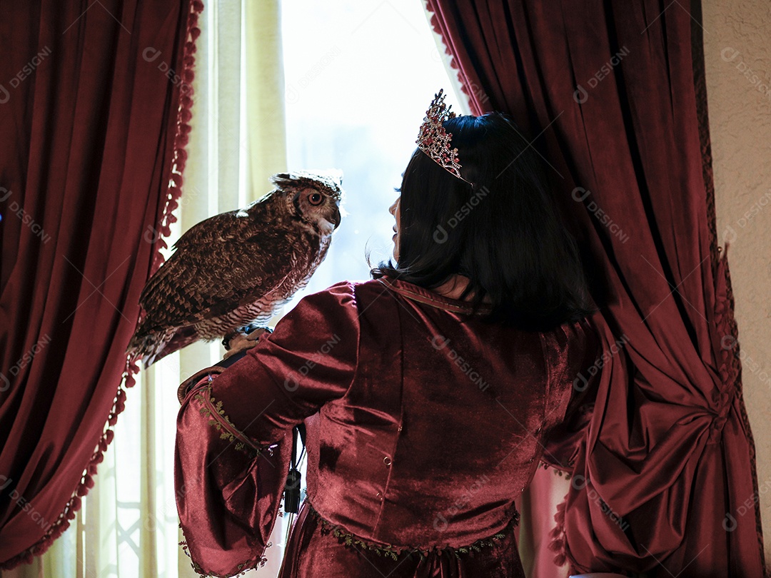 Linda mulher jovem garota pousando para retratos com sua coruja