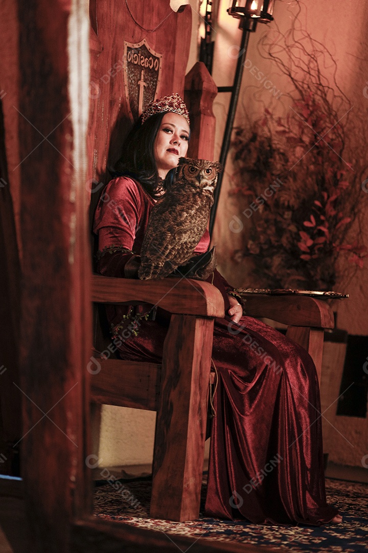 Linda mulher jovem garota pousando para retratos com sua coruja