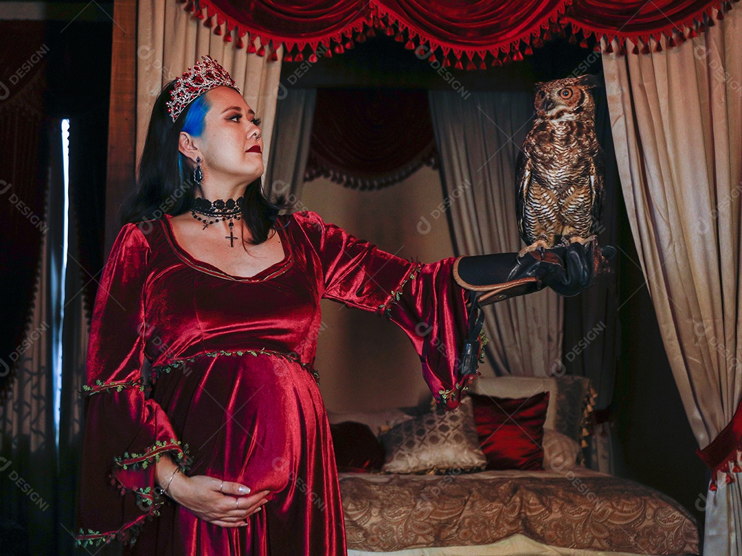 Linda mulher jovem garota pousando para retratos com sua coruja