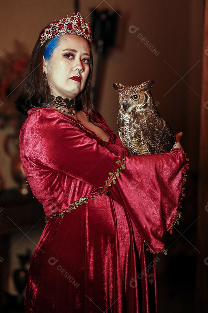 Linda mulher jovem garota pousando para retratos com sua águia