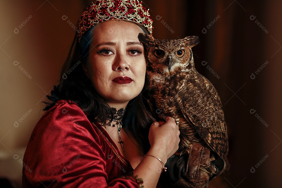 Linda mulher jovem garota pousando para retratos com sua águia