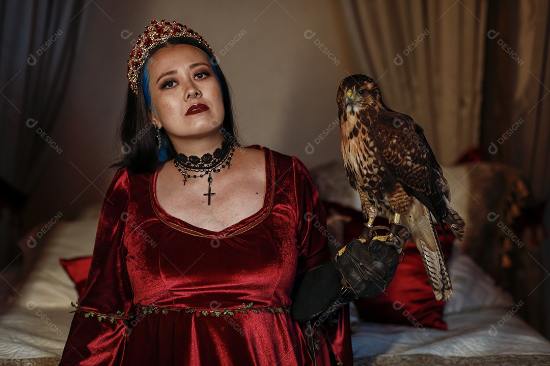 Linda mulher jovem garota pousando para retratos com sua águia