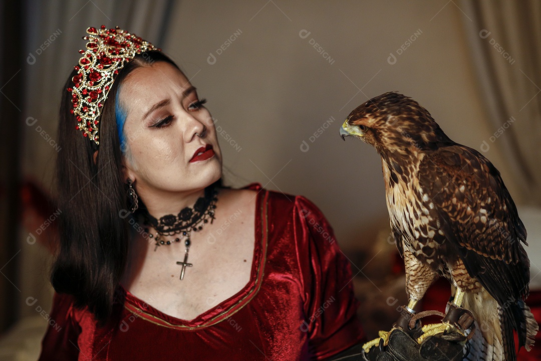 Linda mulher jovem garota pousando para retratos com sua águia