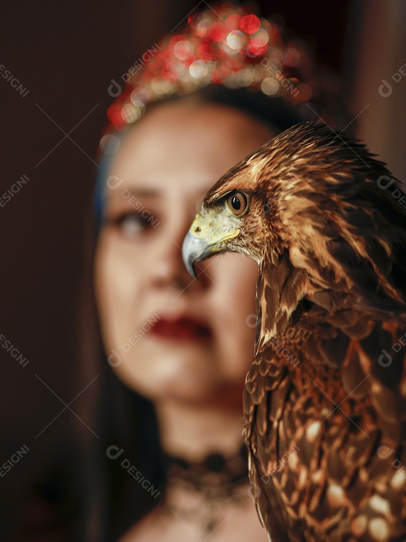 Linda mulher jovem garota pousando para retratos com sua águia