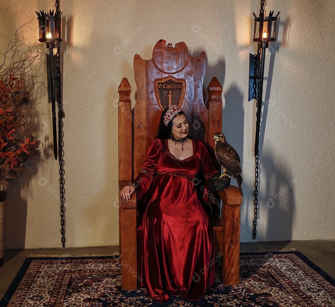 Linda mulher jovem garota pousando para retratos com sua águia