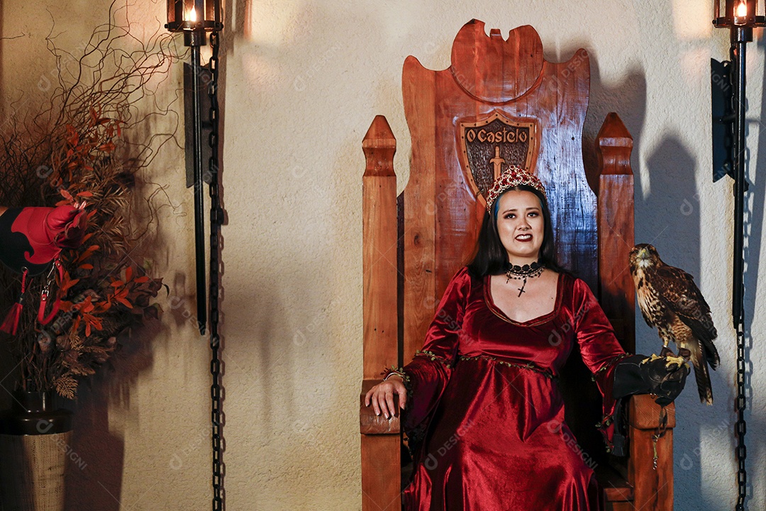 Linda mulher jovem garota pousando para retratos com sua águia