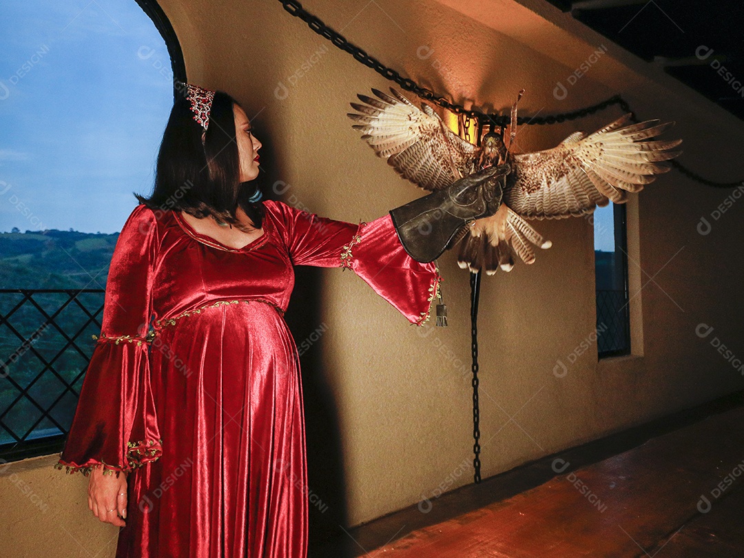 Linda mulher jovem garota pousando para retratos com sua águia