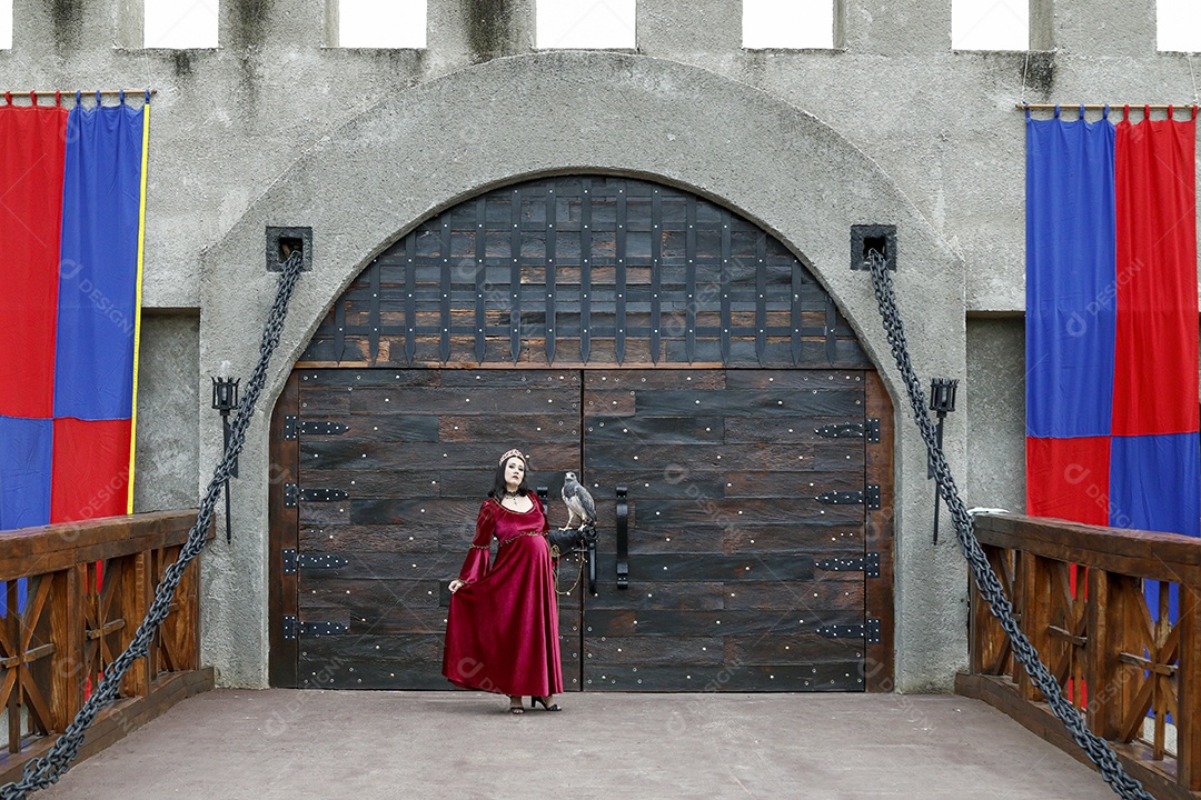 Linda mulher jovem garota pousando para retratos com sua águia