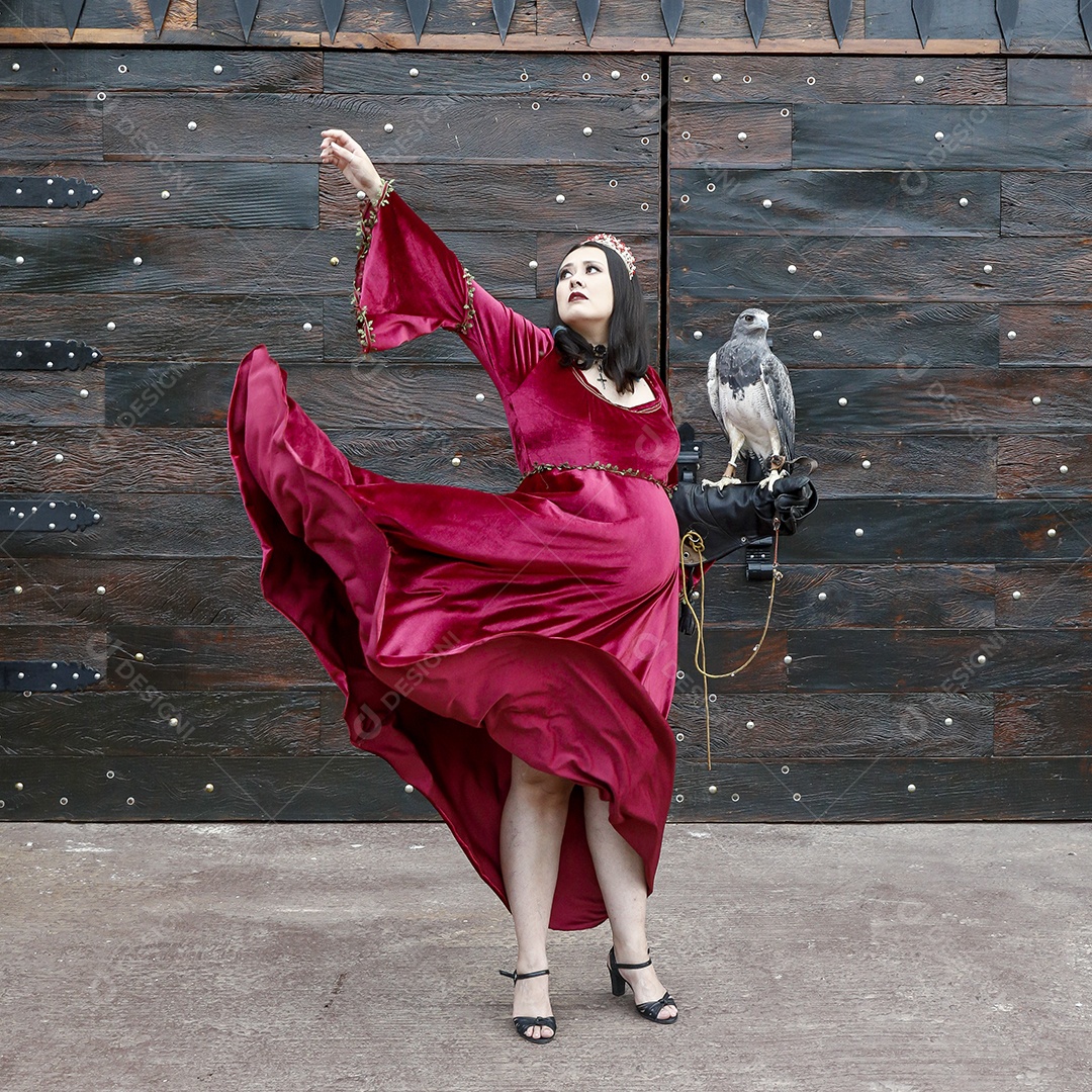 Linda mulher jovem garota pousando para retratos com sua águia