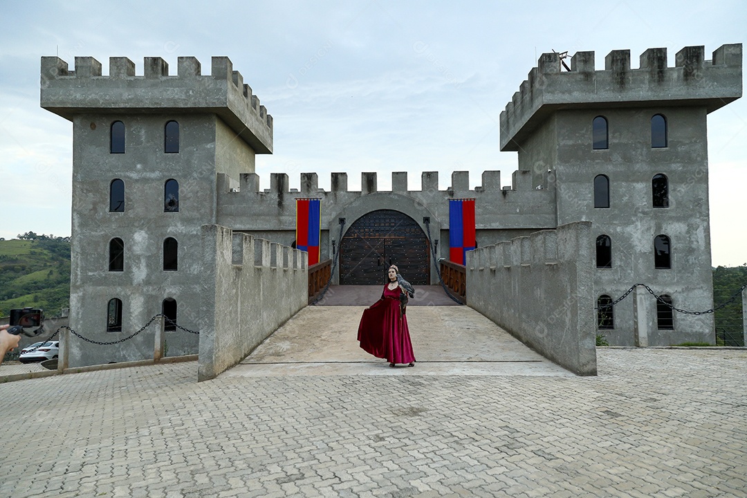 Linda mulher jovem garota pousando para retratos com sua coruja