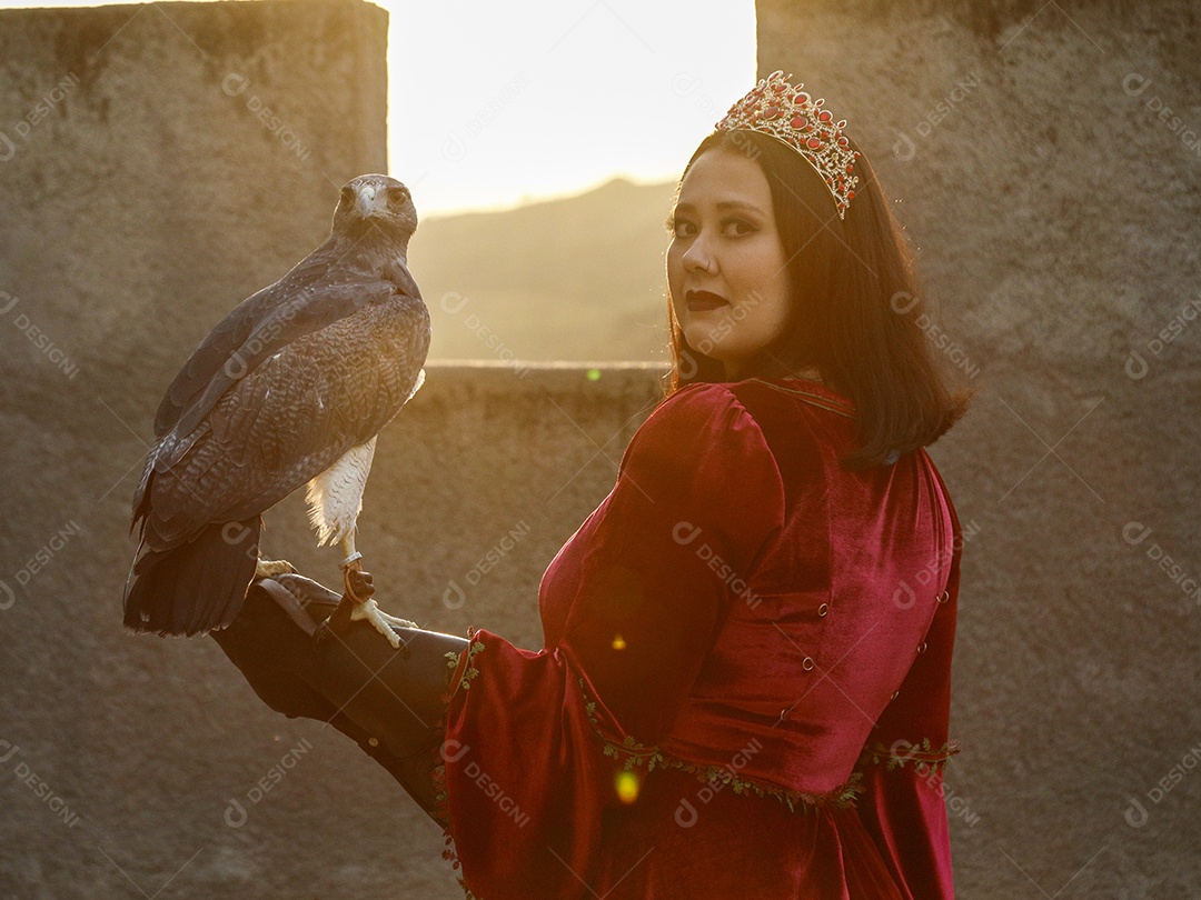 Linda mulher jovem garota pousando para retratos com sua águia