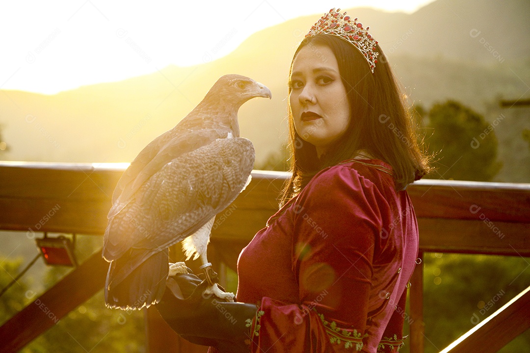 Linda mulher jovem garota pousando para retratos com sua águia