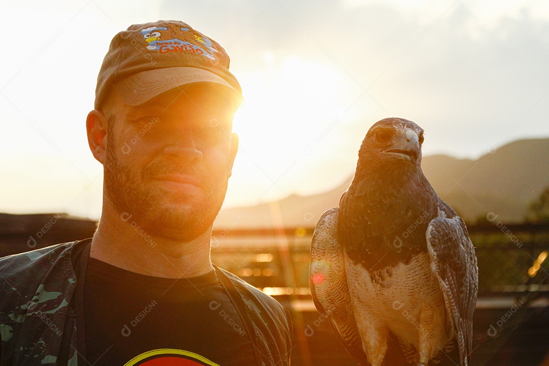 Homem jovem garoto pousando para retratos com sua aguia