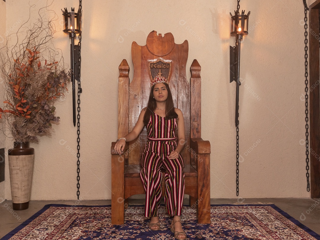 Linda mulher jovem garota pousando para lindos retratos