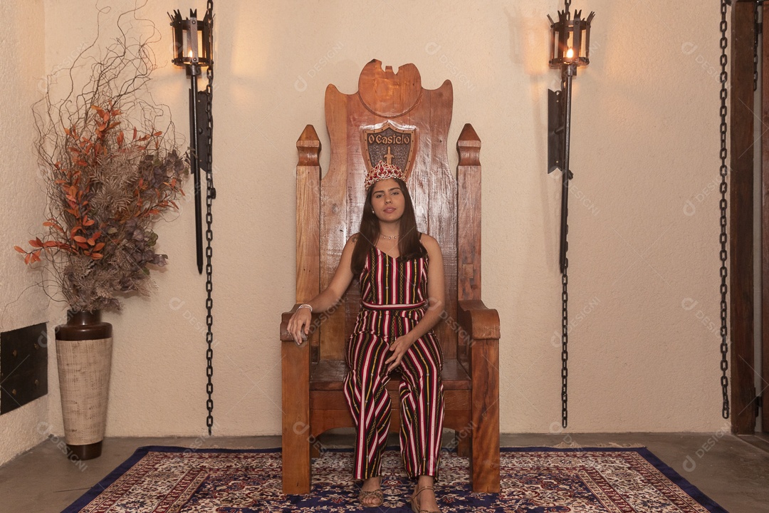 Linda mulher jovem garota pousando para lindos retratos